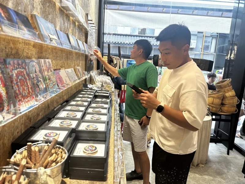 人走进南明